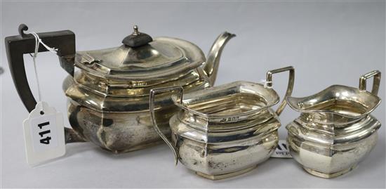 An Edwardian silver three piece tea set by Marks & Cohen, Birmingham, 1908, gross 15 oz.